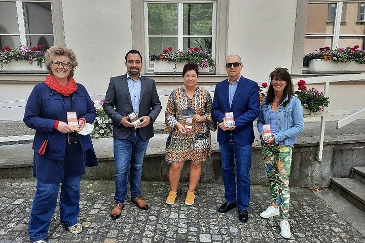 Foto Stadt von links nach rechts: Angelika Ochs (Geschäftsführung Caritas), Bürgermeister Michael Werner, Romy Straub (Vorsitzende Tafel), Jürgen Schmitt (PapierSchmitt am Rathaus), Michaela Scherer (Vorsitzende Kinderschutzbund)