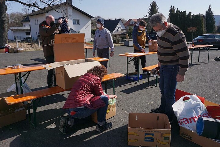 14.03.2022 - von Marion Eckert In Bischofsheim wurden für die Spendenaktion der Caritas Sach- und Geldspenden gesammelt. Organisiert wurde die Aktion von der Pfarrei und der Stadt Bischofsheim.