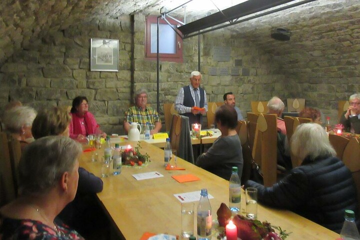 Foto von Marlies. Wohlfromm Beim Erzählcafé: (von links): Rita Arnold, Eddi Arnold, Moderator Wolfgang Kitscha, Bürgermeister Michael Werner.