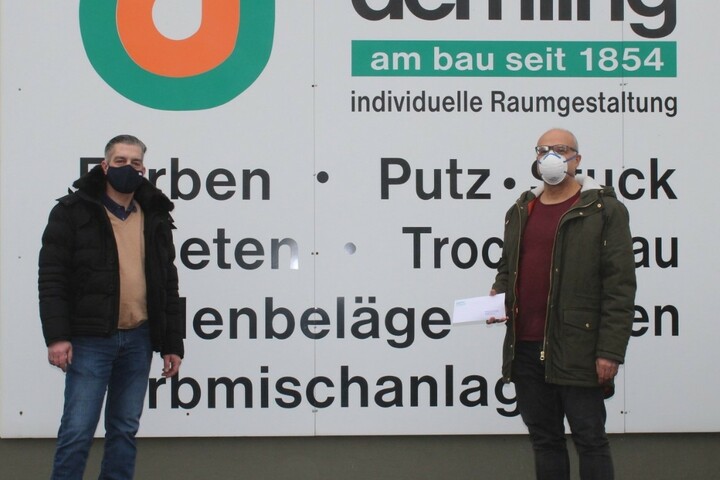 Foto: Farbenhaus Demling. Markus Till (rechts), Ansprechpartner für dieses Projekt beim Caritasverband, dankt Florian Demling für die großzügige Spende.