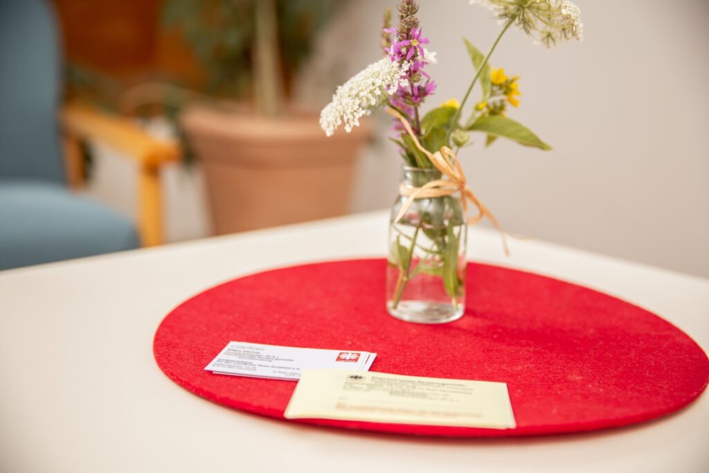 Vase mit Blumen auf Tisch