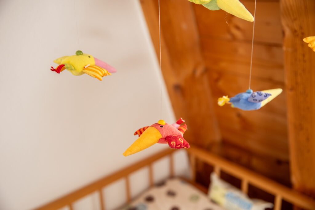 Mobile über Kinderbett