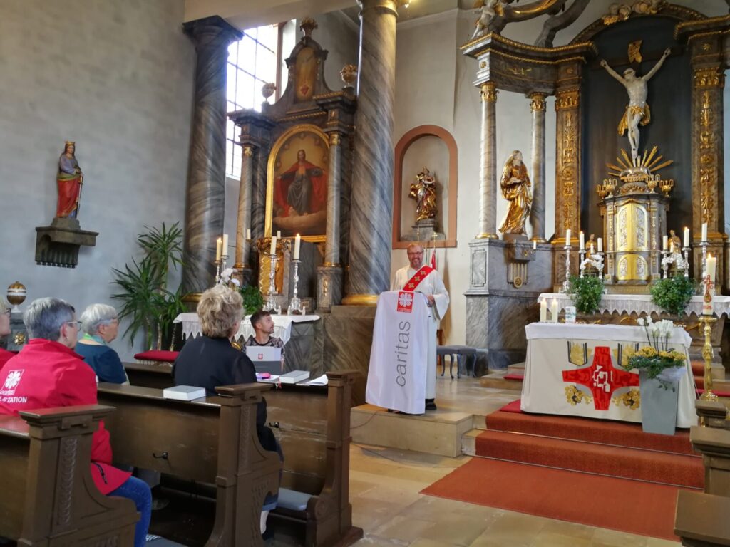 Pater während Messe