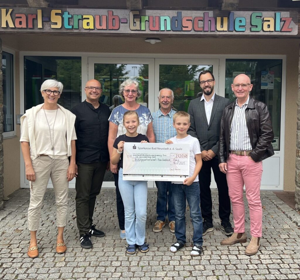 Spendenübergabe an die Bildungspartnerschaft