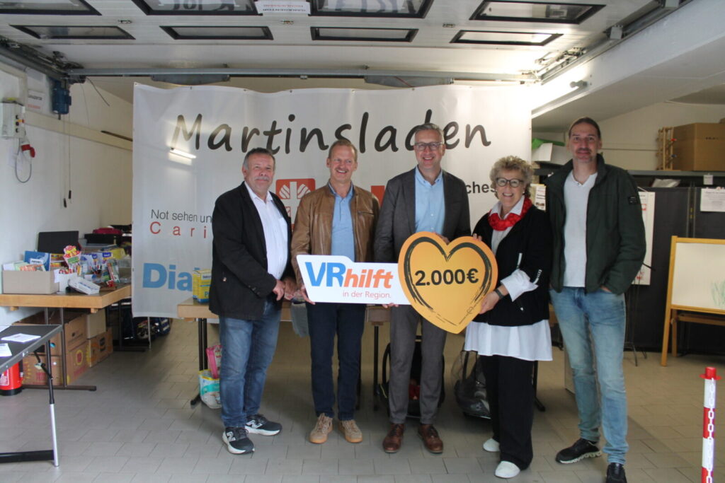 Ralf Baumeister (Geschäftsführer des Bayerischen Roten Kreuzes Bad Neustadt), Martin Fischer (Präsi-dent des Lions-Club Bad Neustadt), Markus Merz (Vorstandsvorsitzender der VR-Bank Main-Rhön), An-gelika Ochs (Geschäftsführerin des Caritasverbandes Rhön-Grabfeld) und Dominik Wukowojac (ehem. Präsident des Lions-Club Bad Neustadt)