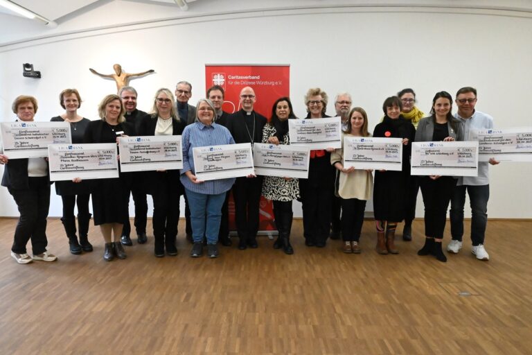 © Anna-Lena Herbert | DiCV Würzburg | | Zum Jubiläum schüttete die Caritasstiftung an elf Projekte jeweils 5000 Euro aus. Die Symbolschecks überreichte Würzburgs Bischof Dr. Franz Jung (Mitte).
